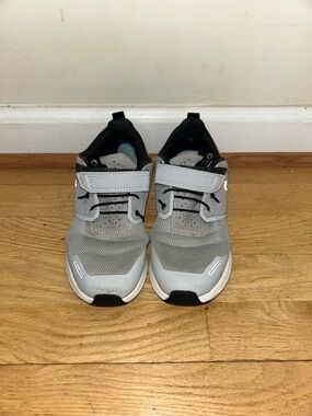 Kids On Cloud Sneakers. Size 1.5
